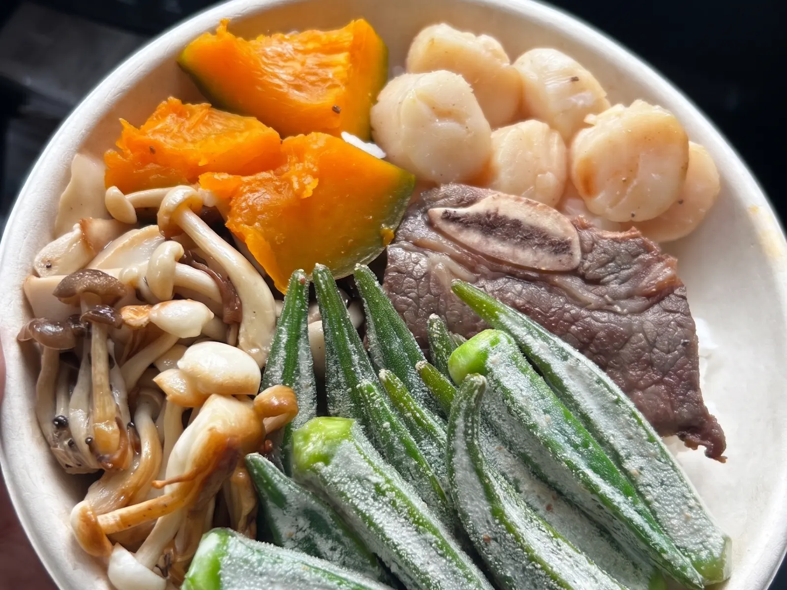 誠農食堂低碳里程餐盒：炙烤牛小排、干貝與當季時蔬