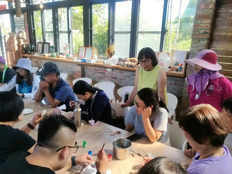 參加者在東石塭仔社區圍桌動手做